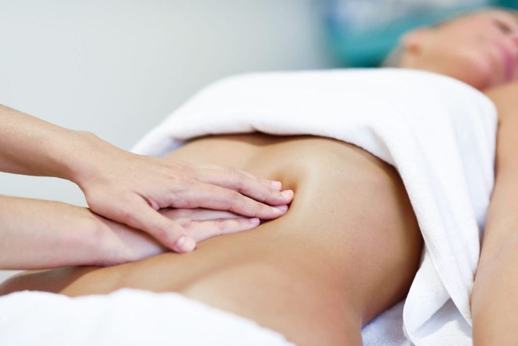 manos masajear abdomen therapist femenino aplicar presion sobre el vientre