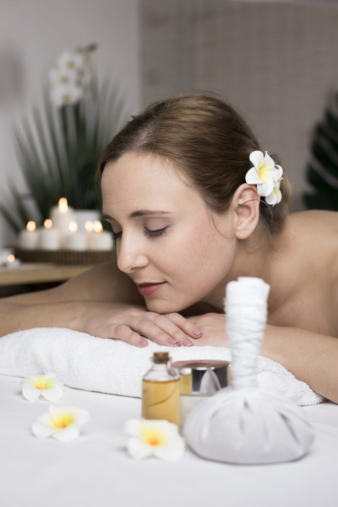 mujer recibiendo masaje en centro de spa