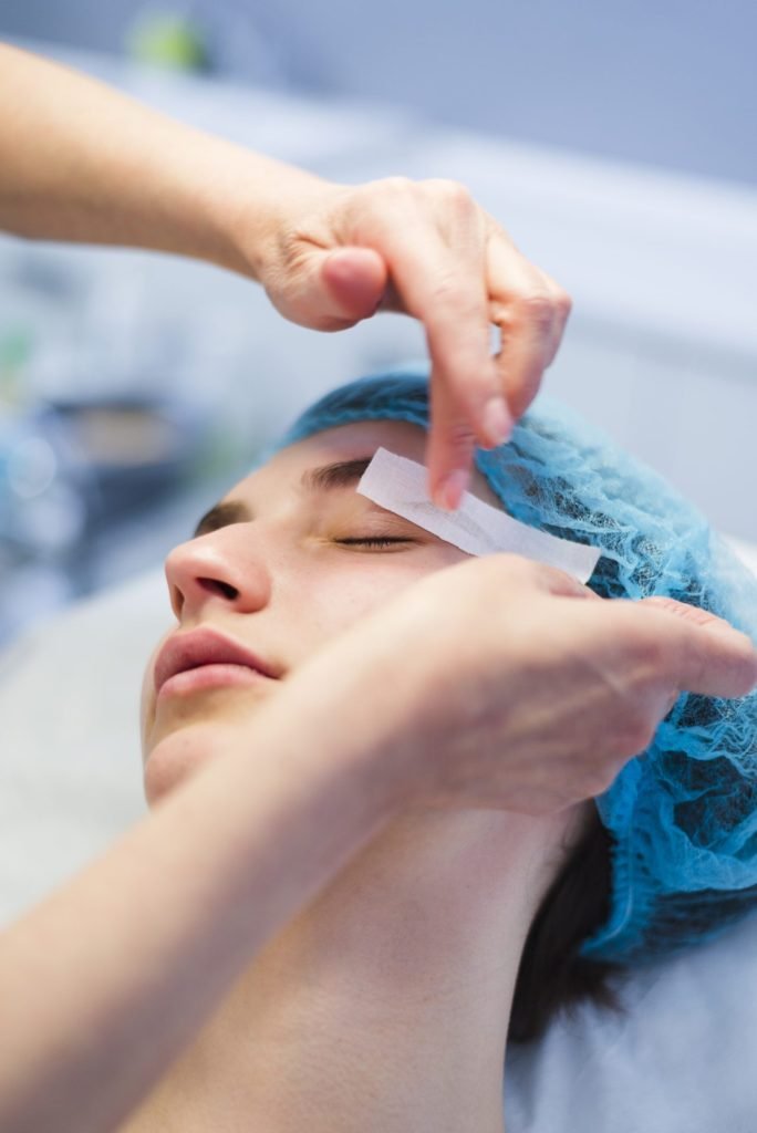 chica recibiendo tratamiento facial en salon de belleza