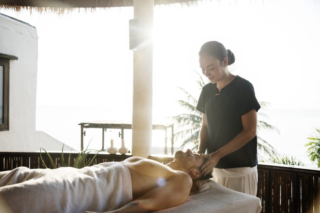 hombre recibiendo un mensaje en un spa