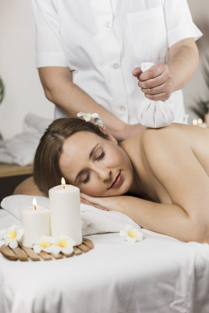 mujer recibiendo masaje en centro de spa (2)